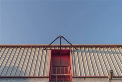 Preskúmanie trvanlivosti stálych kovových strešných systémov v stoji